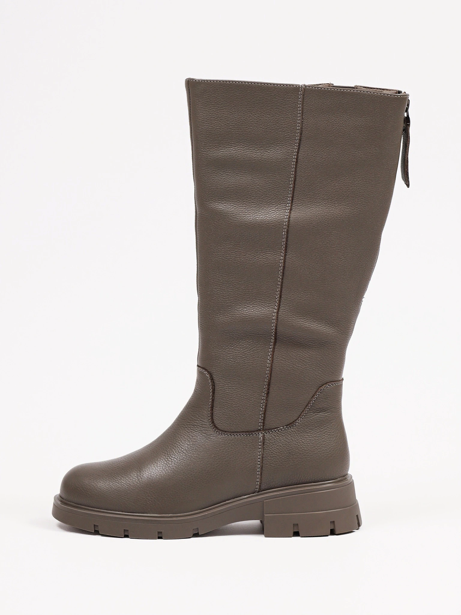 Сапоги серого цвета на рельефной подошве